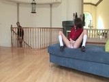 Geil tienertje (18+) wordt betrapt terwijl zij met haar kutje zit te spelen op de bank
